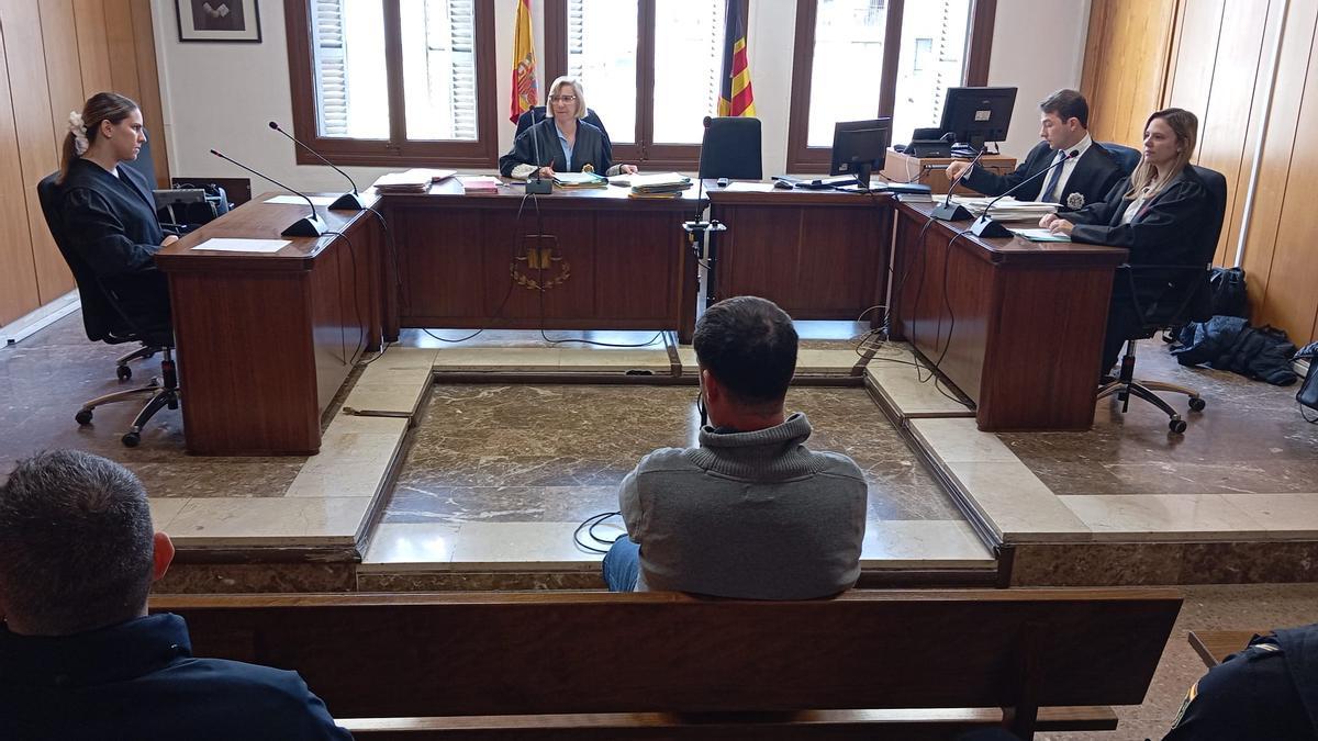 El hombre condenado, ayer durante la vista celebrada en un juzgado de lo penal de Palma.