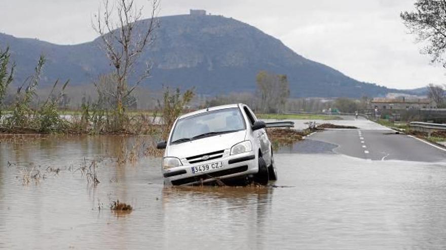 Una de les carreteres inundades durant el darrer temporal a Serra de Daró.