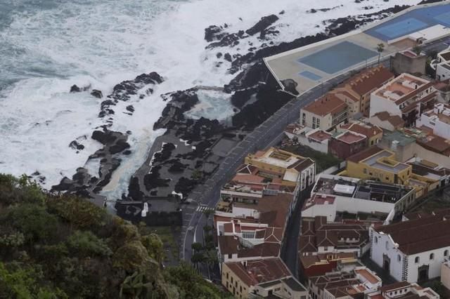 Temporal de olas con alerta en Garachico ,Tenerife , destrozos , comercios , restaurantes , oleaje , mar de leva   | 18/11/2018 | Fotógrafo: Delia Padrón