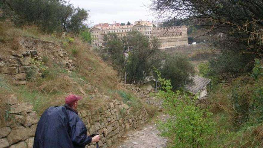 Un pelegrí arribant a Manresa pel Camí de Sant Ignasi. Al fons esveu la Cova, que és el final de trajecte