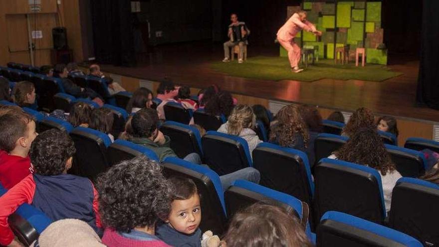 Teatro para romper con estereotipos de género. La compañía Talía Teatro hizo parada ayer en la capital dezana con su obra Rosa Caramelo e outras historias. Es un espectáculo teatral de dinamización lingüística centrado en los roles y estereotipos de género, creado a partir de los cuentos de Adela Turín y está dirigida por Paula Carballeira. El elenco está compuesto por Artur Trillo y Fernando Fraga y la función combina la palabra con la música en directo para desmontar prejuicios.  Bernabé/Ana Agra