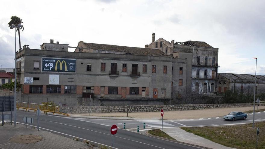 La compra del viejo molino permitirá ampliar la capacidad de desagüe del barranco que inunda Alzira