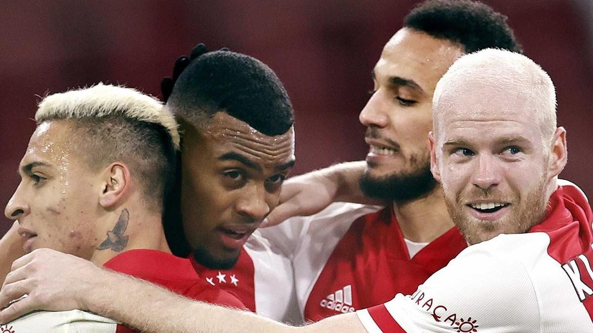 Los jugadores del Ajax se abrazan a Gravenberch tras anotar el gol del triunfo