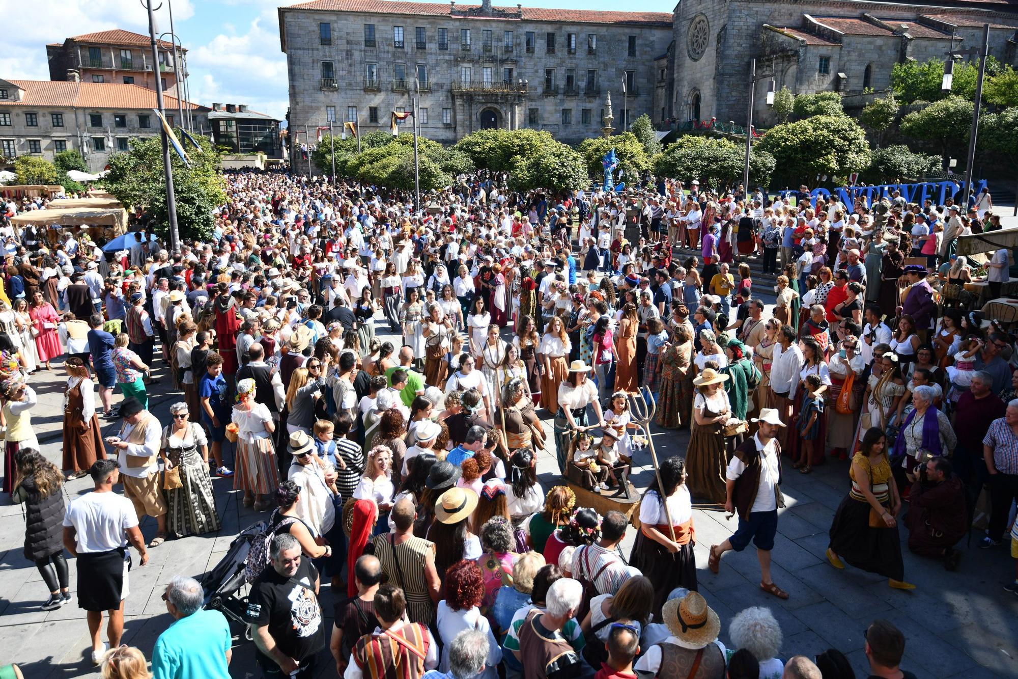 Cortesanos, bufones, damas y caballeros celebran el retorno de su señor: la Feira Franca anima Pontevedra