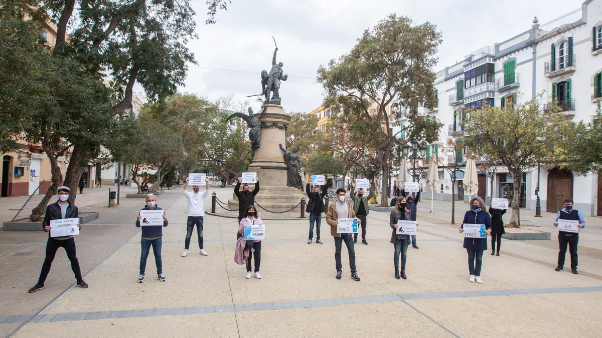 Representantes de las entidades empresariales que convocan la manifestación, en el paseo de Vara de Rey.