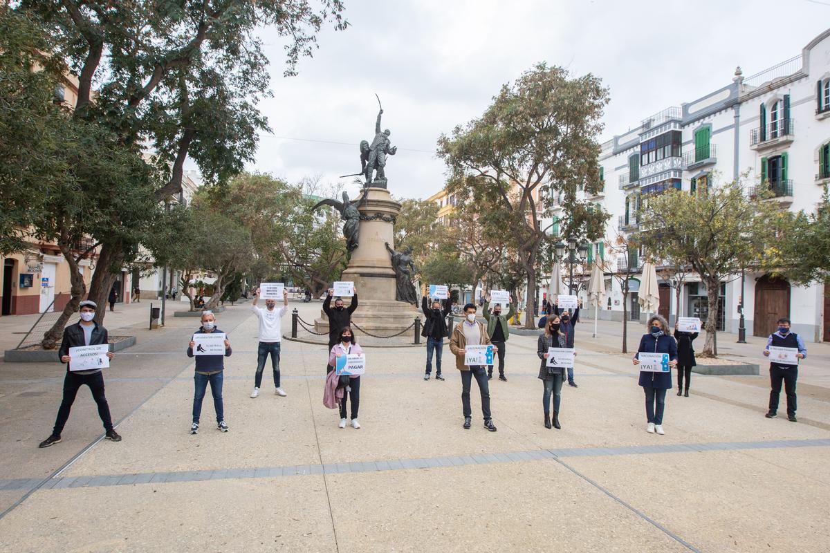 Representantes de las entidades empresariales que convocan la manifestación, ayer en el paseo de Vara de Rey. Vicent Marí