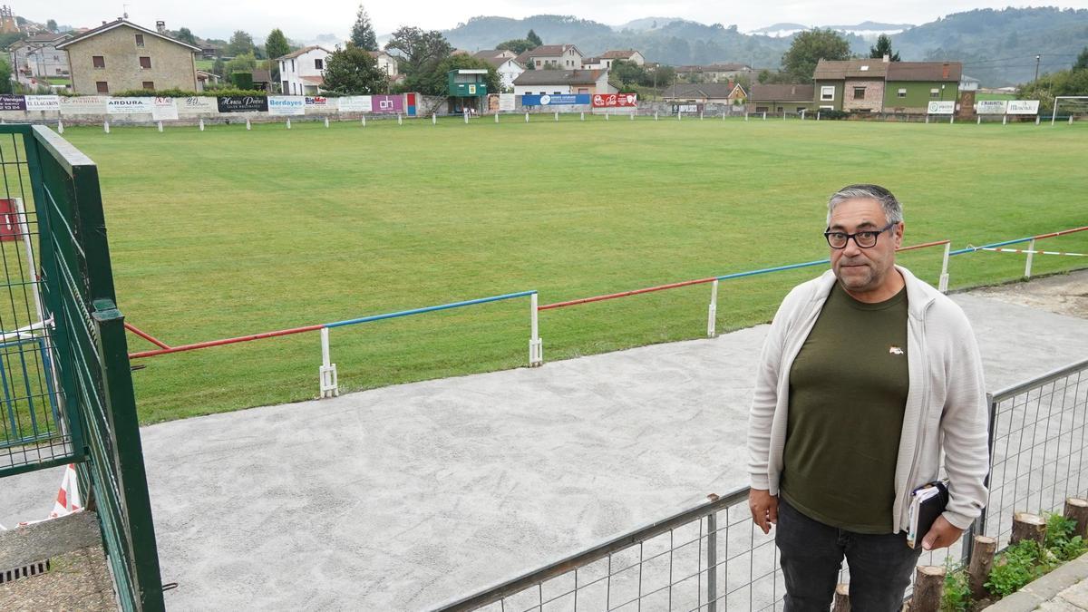 Pergentino Martínez, en el campo de fútbol de Villarrea de Valdesoto, tras las obras de mejora del saneamiento