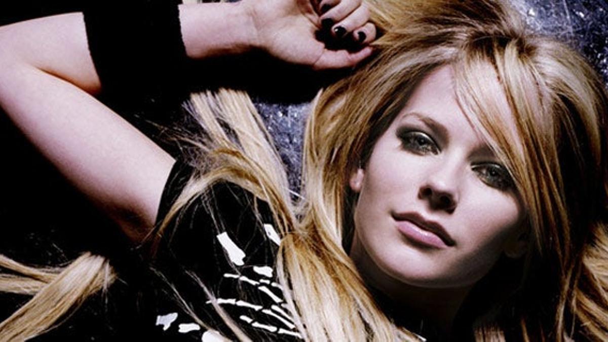 Avril Lavigne + alcohol... desnudo seguro