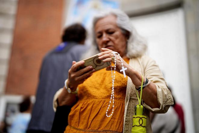 Una mujer preparada para rezar el rosario en la calle Ferraz de Madrid.