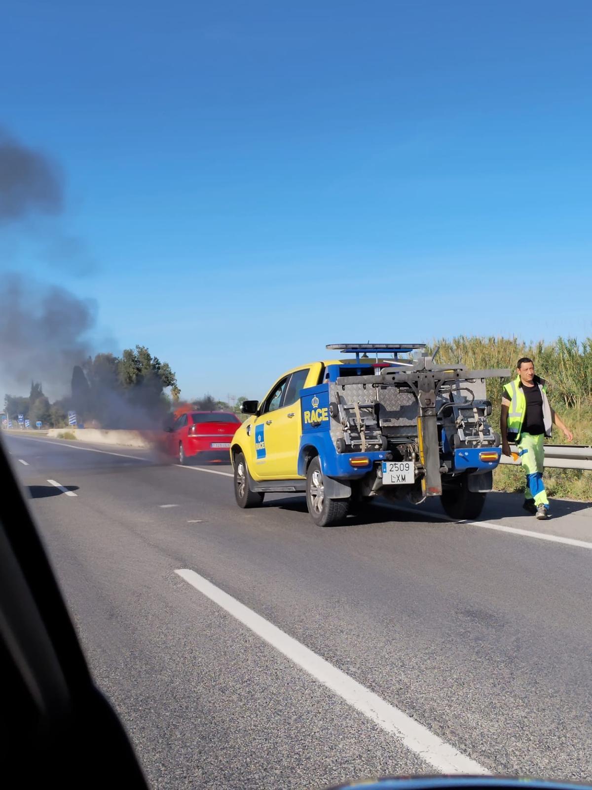 Susto en la Pista de Silla: Un coche arde a la altura de Catarroja