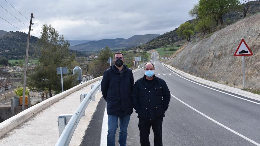 Los alcaldes de la Mata y Olocau del Rey, en un tramo del vial arreglado.