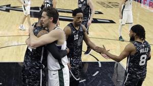 Pau Gasol se abraza con Aldridge al acabar el encuentro en San Antonio 