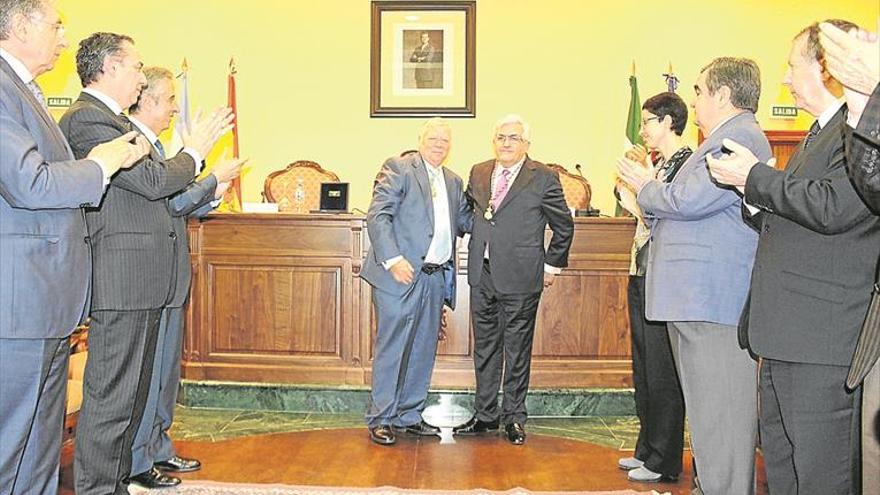 Juan González Palma recibe la medalla de la Real Academia de Córdoba