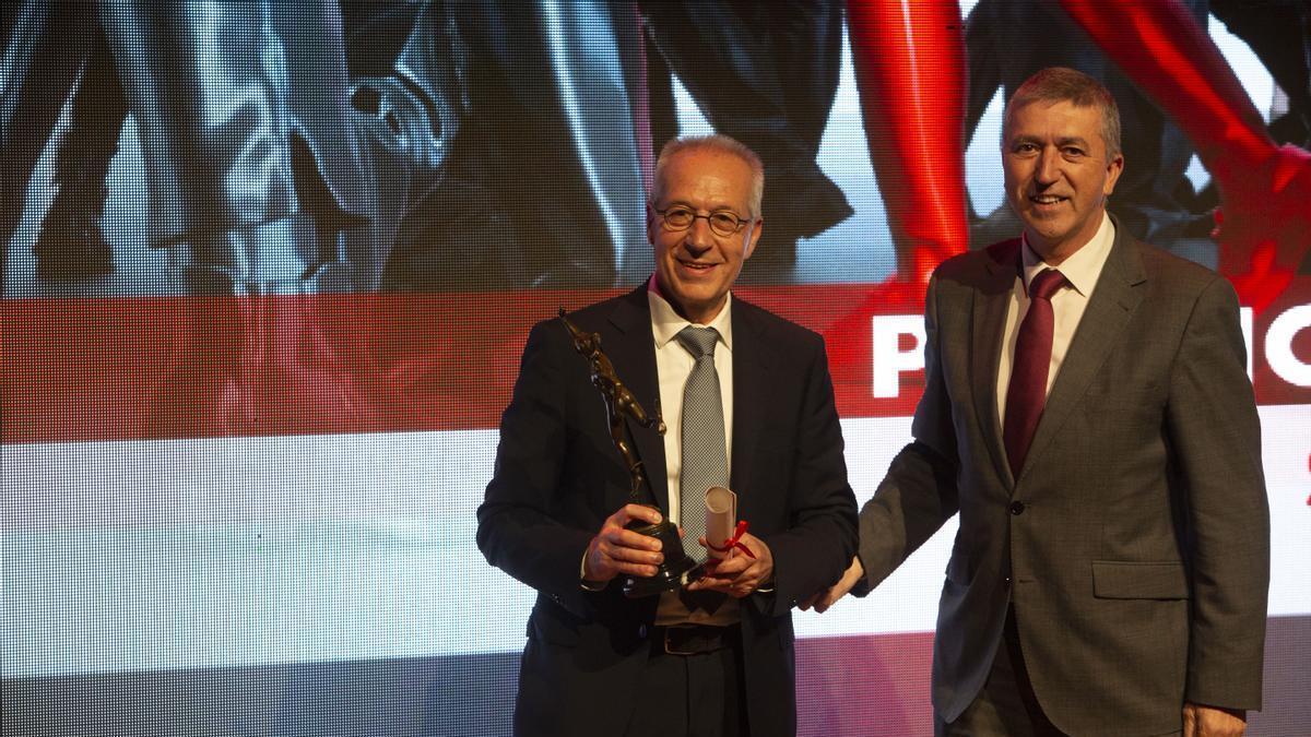 Juan Muñoz, gerente de Grupo Seripafer, recoge el premio en manos del conseller de Economía Sostenible, Rafael Climent.