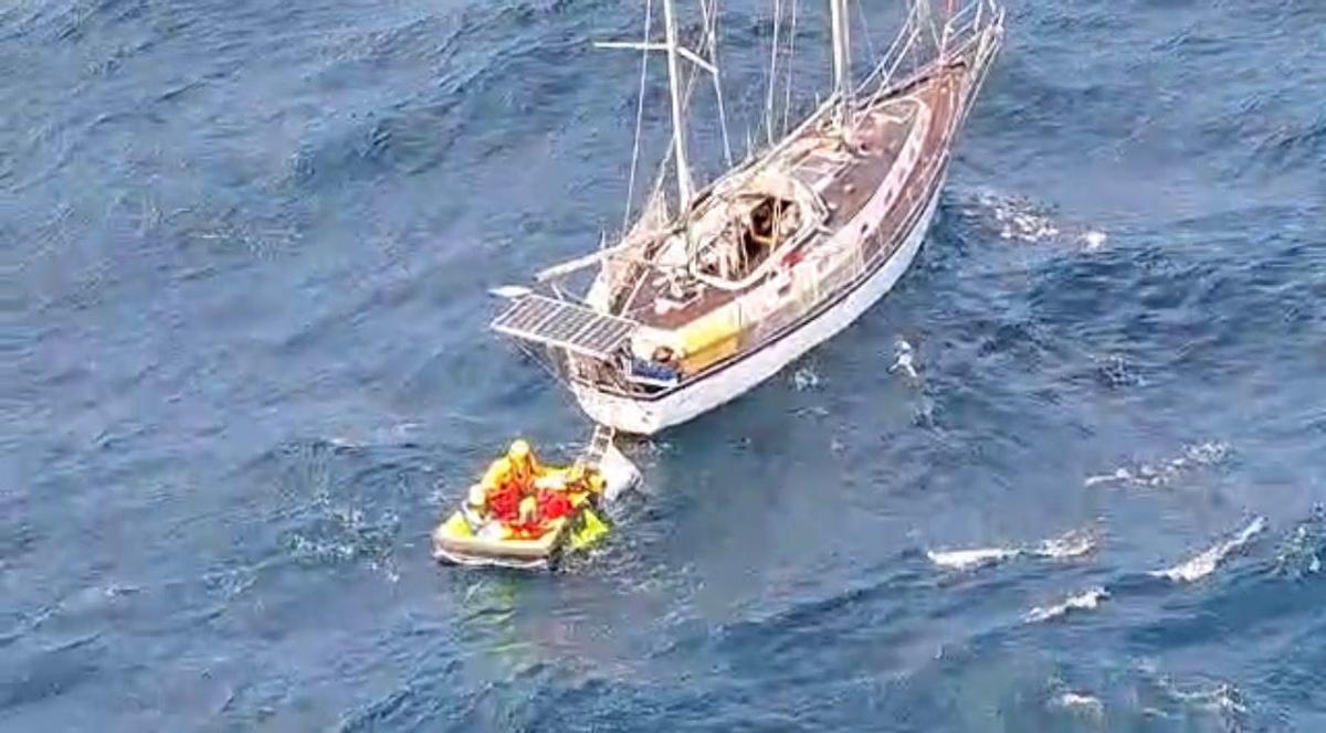 Gardacostas rescata a seis tripulantes de un velero estonio a 150 millas de la costa de Galicia
