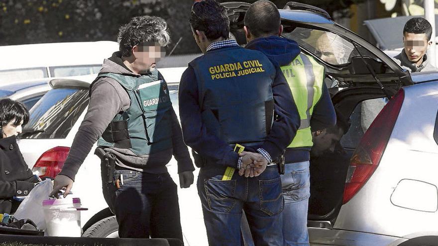 La Guardia Civil halló cocaína y dinero en un coche en la redada.