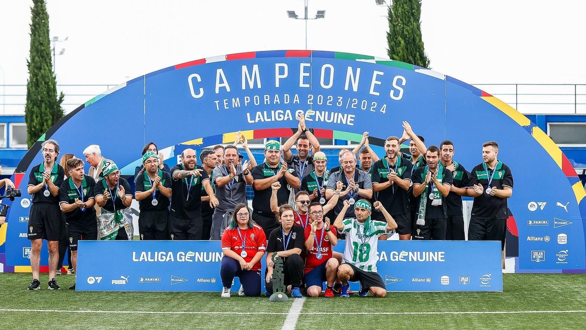 El Córdoba CF Genuine y su cuerpo técnico reciben el trofeo al 'Fair Play'.