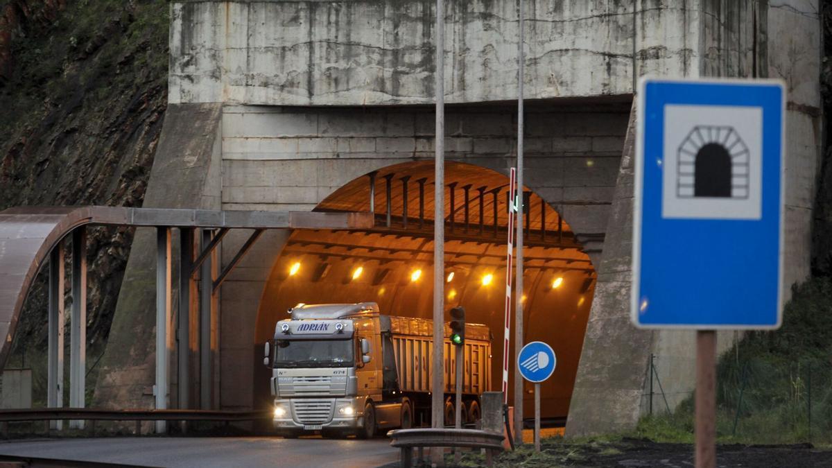 Un camión abandona El Musel atravesando el nuevo túnel de Aboño.