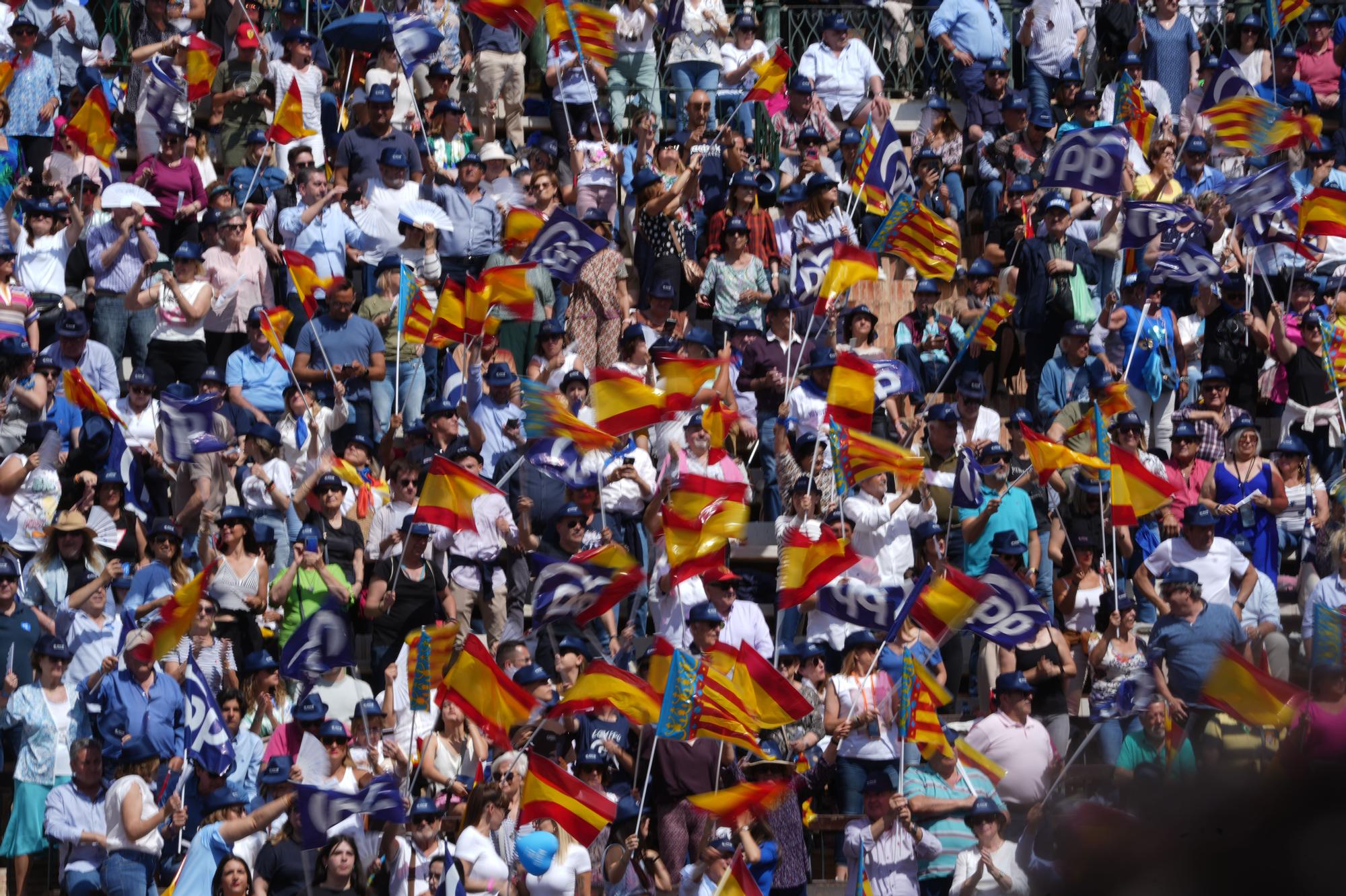 La plaza de toros de Valencia se ha llenado con 12.000 personas para asistir al acto central de campaña del PP