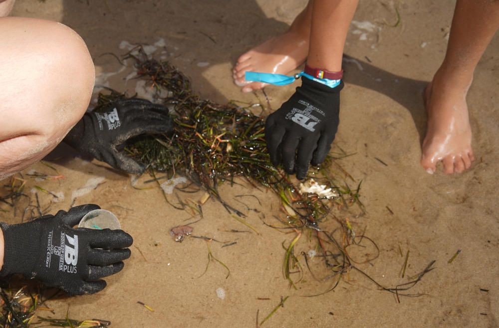 Más de 200 voluntarios se unen a la iniciativa Bajamar 2050, una recogida de residuos por tierra, superficie y fondo del mar