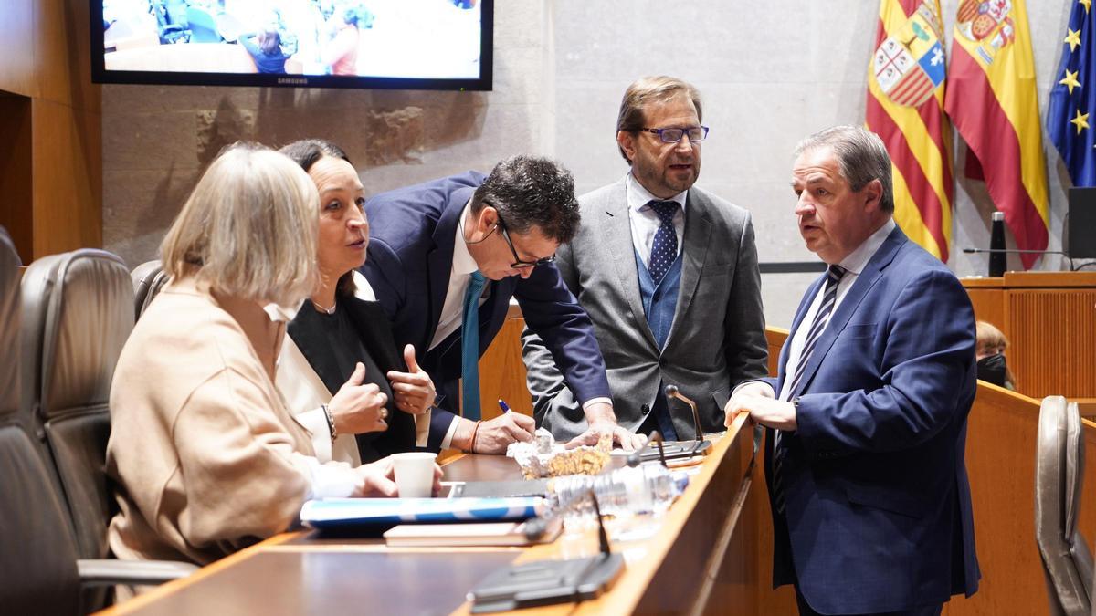 Bancada del grupo popular en la sesión de este viernes, con Ledesma al fondo.