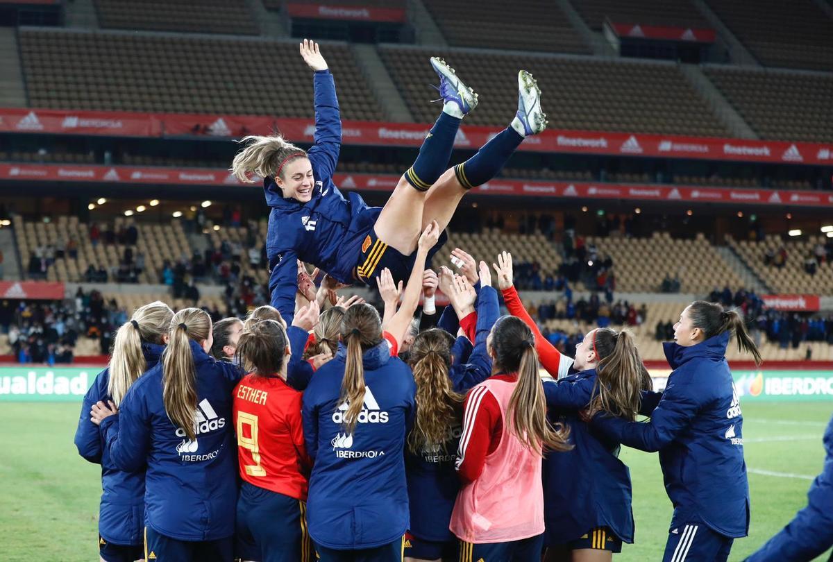 Las jugadoras de la selección española mantean a Alexia Putellas tras el 8-0 a Escocia.