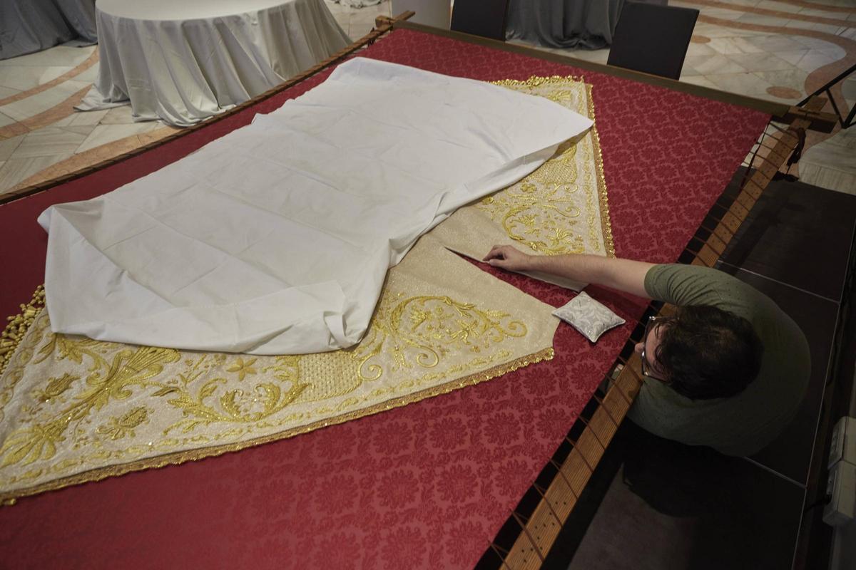 Así es el manto de la Virgen "Un poco de muchos" al detalle Así es el manto de la Virgen "Un poco de muchos" al detalle