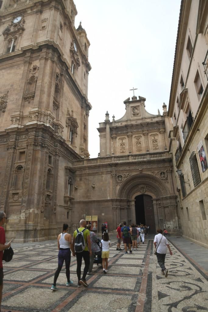 Colas para venerar a la Fuensanta, que se queda en la Catedral de Murcia