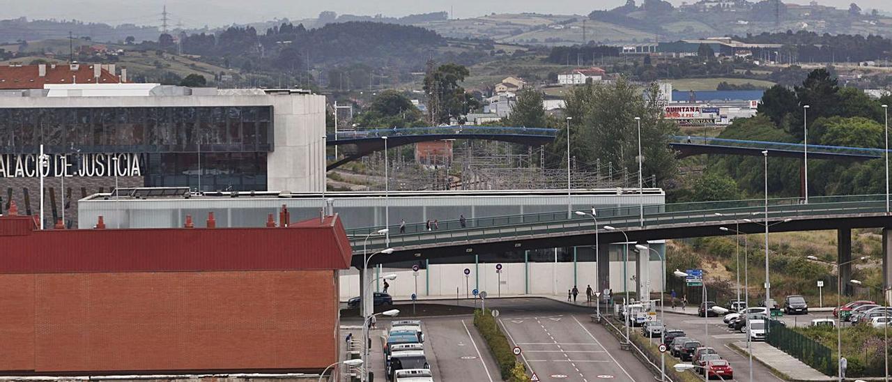 La calle Sanz Crespo, con el viaducto de Carlos Marx y, tras él, la estación provisional de ferrocarril.