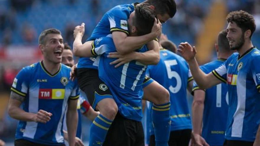 Los jugadores del Hércules felicitan a Tarí por su gol al Formentera.