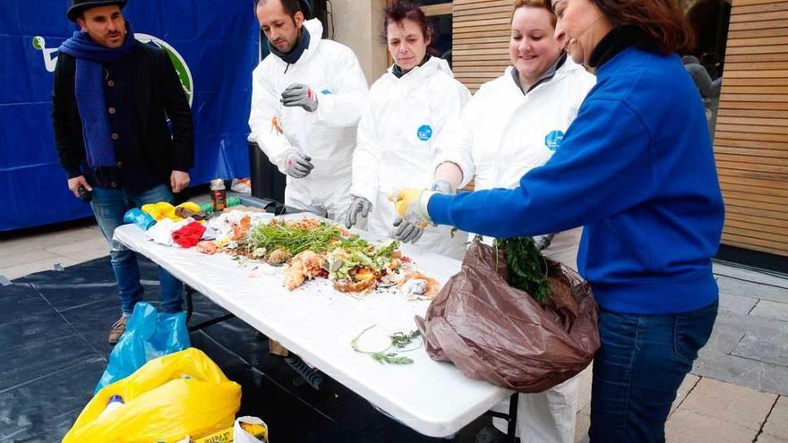 Oviedo aprende a reciclar con un espectáculo de calle