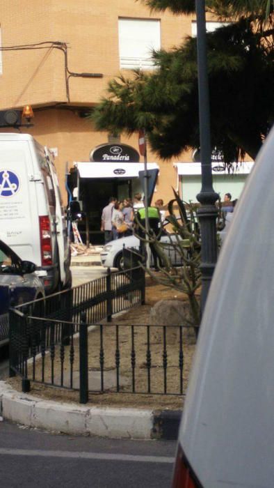 Una muerta y tres heridos al empotrarse un coche contra una panadería en Alicante