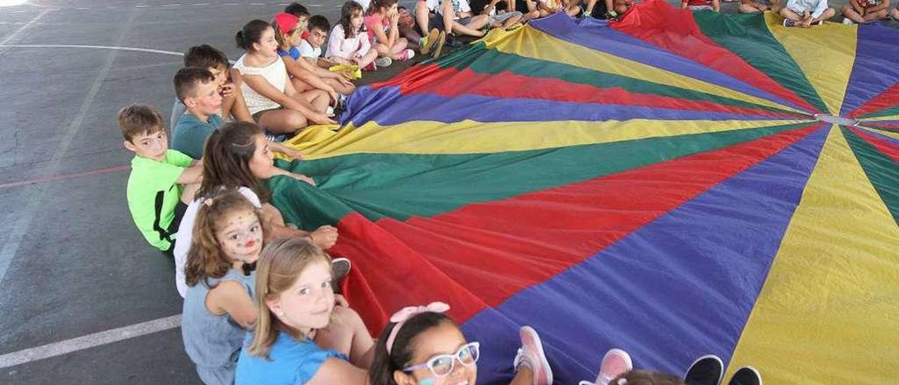 Un grupo de niños durante las actividades de verano en el CEIP O Couto. // Iñaki Osorio