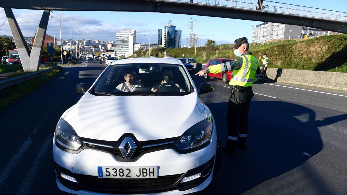 Control de la Guardia Civil en la salida de A Coruña por cierre perimetral. / Carlos Pardellas