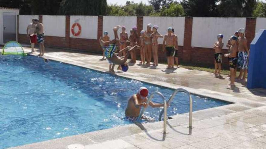Los concellos dezanos ponen a punto sus piscinas para abrirlas al inicio  del verano - Faro de Vigo
