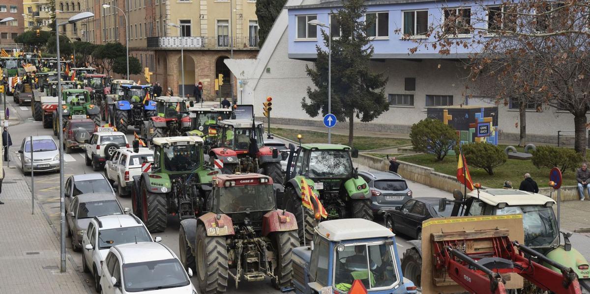 Una columna de tractores hizo entrada en el centro de Huesca.  | JAVIER BLASCO / EFE