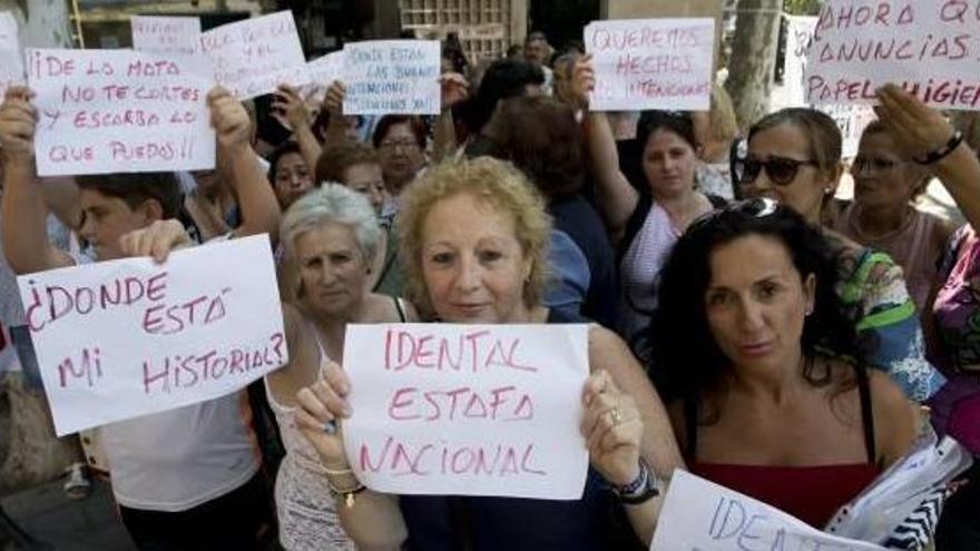 La plataforma de afectados durante la protesta ante la Conselleria de Sanidad.