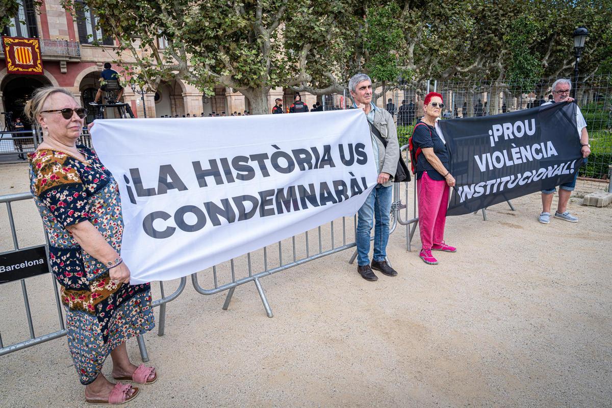 Protestas frente al Parlament por la entrega de la Medalla de Honor al Monasterio de Montserrat