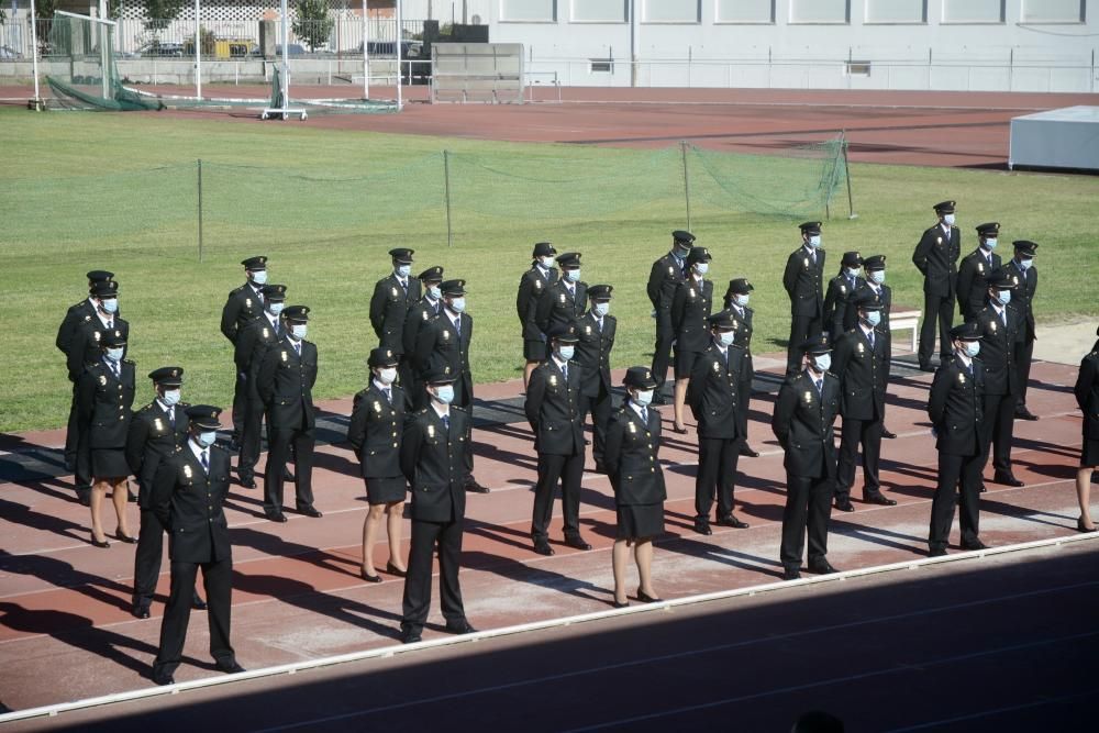 Los nuevos agentes de la Policía Nacional juran la bandera