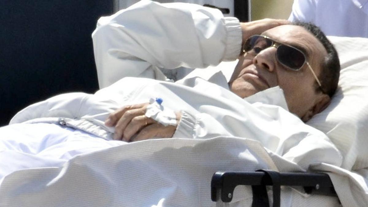 Hosni Mubarak es trasladado en camilla al hospital militar de Maadi, el 13 de abril pasado, en una de las últimas imágenes publicadas del expresidente.