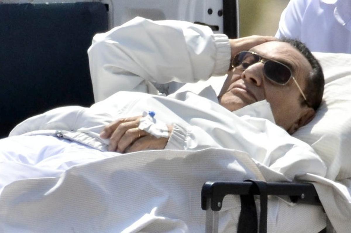 Hosni Mubàrak és traslladat en llitera a l’hospital militar de Maadi, el 13 d’abril passat, en una de les últimes imatges publicades de l’expresident.