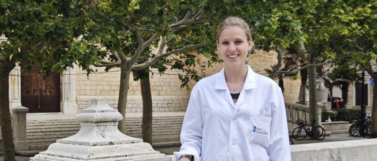 Catalina Maria Mascaró posa en la plaza de Binissalem con su bata que ha aparcado para centrarse en la campaña electoral. | R.F