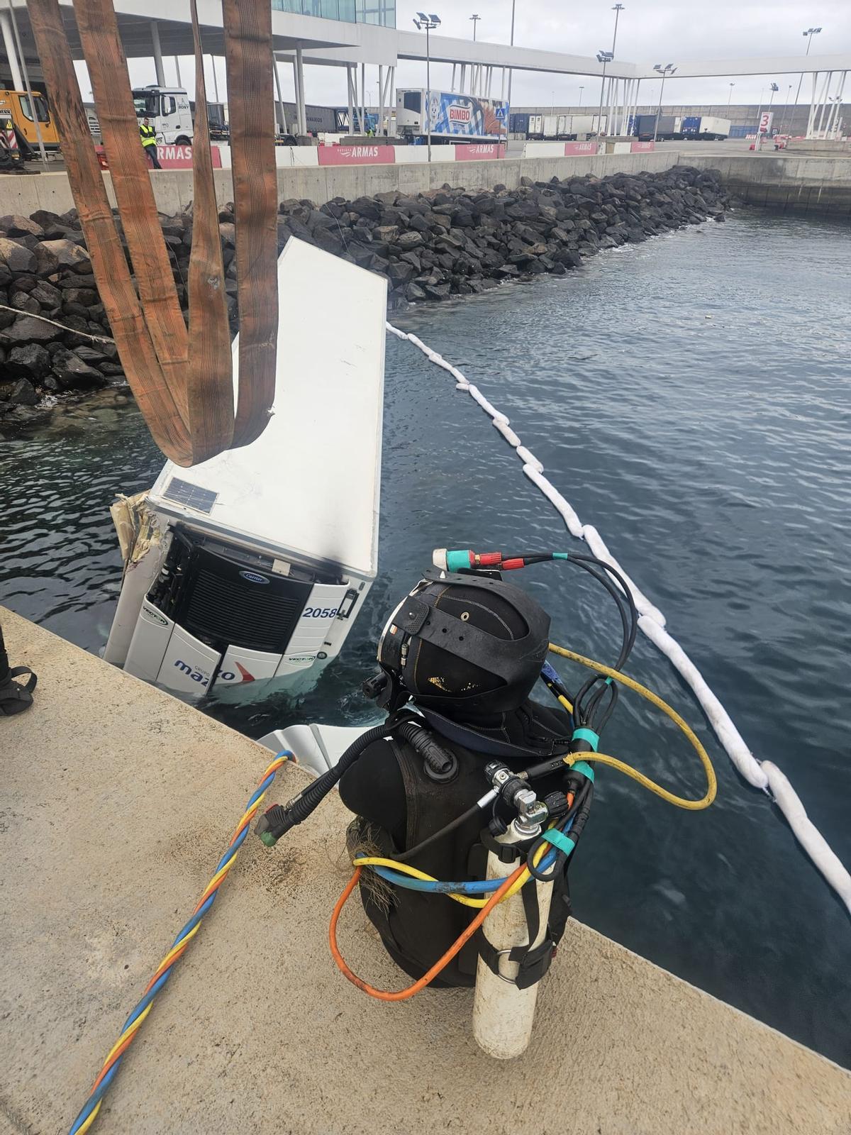 Un camión tráiler cae al mar en la terminal de Naviera Armas en el Puerto de Las Palmas