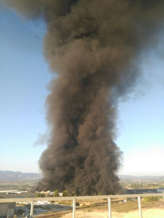 Un incendio devora una fábrico de plásticos en Olleria