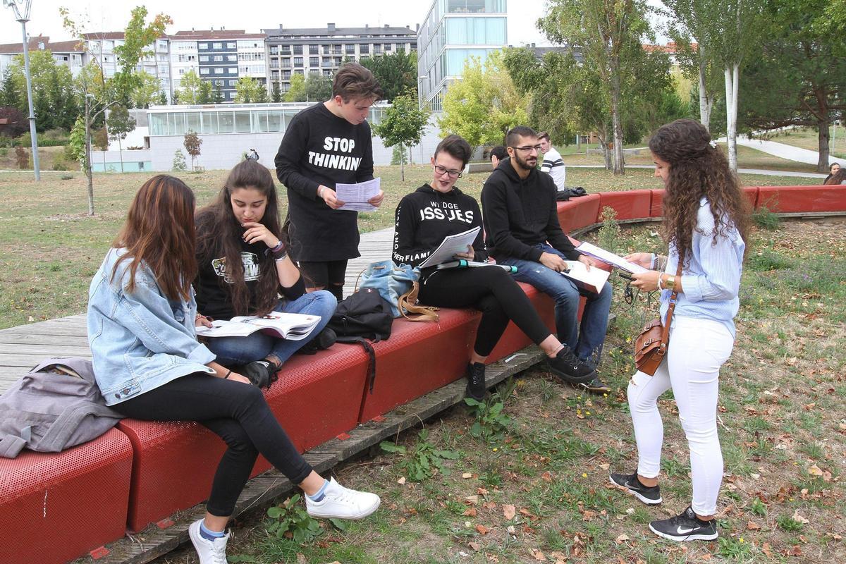 Un grupo de estudiantes repasan apuntes en el Campus Auga