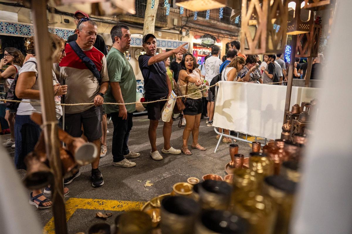 Ambiente de la calle Valladolid ganadora de la festa major de Sants recreando la ruta de la Seda