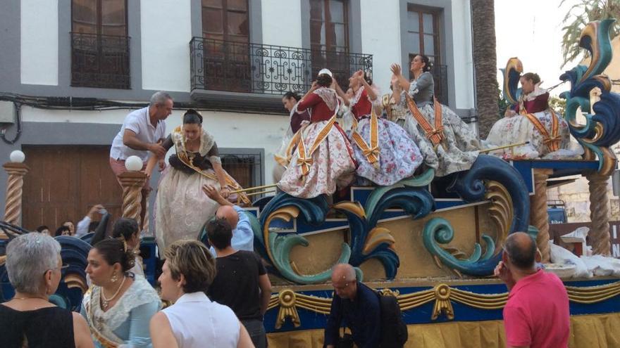 La carroza deja tiradas a la reina de las fiestas de Xàbia y a su corte de honor