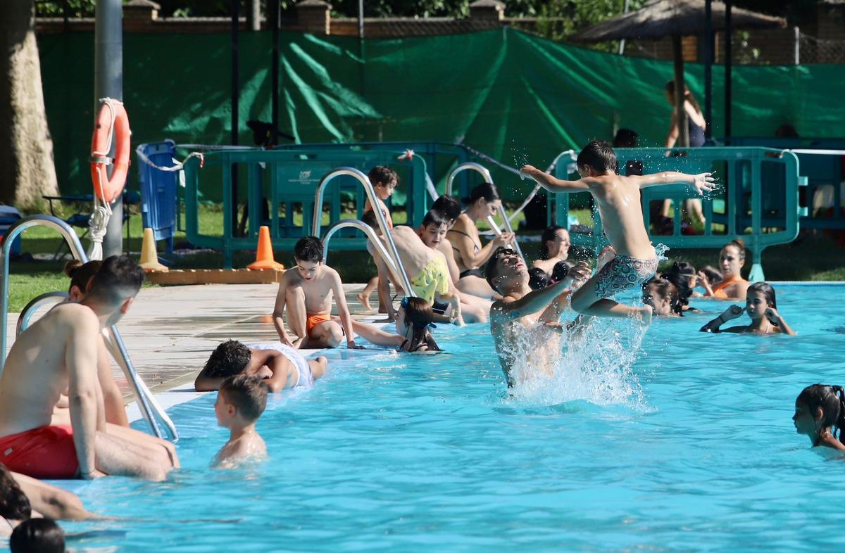 Ambiente en una de las piscinas municipales de Córdoba.