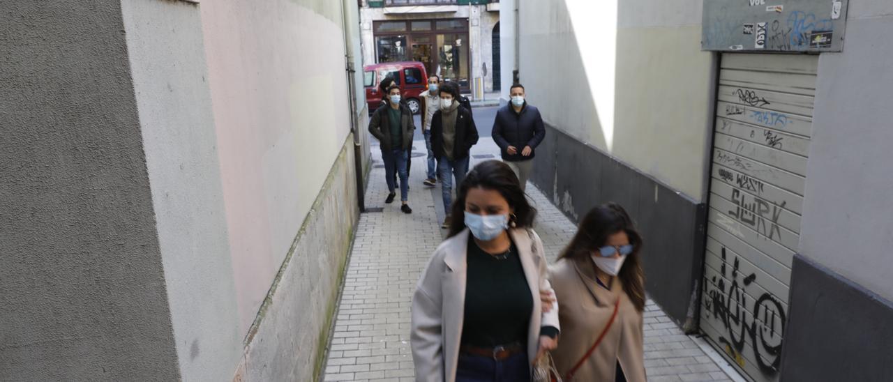 Adriana Moreno y Pilar Godoy pasean por la calle Segovia con varios de sus amigos detrás de ellas.