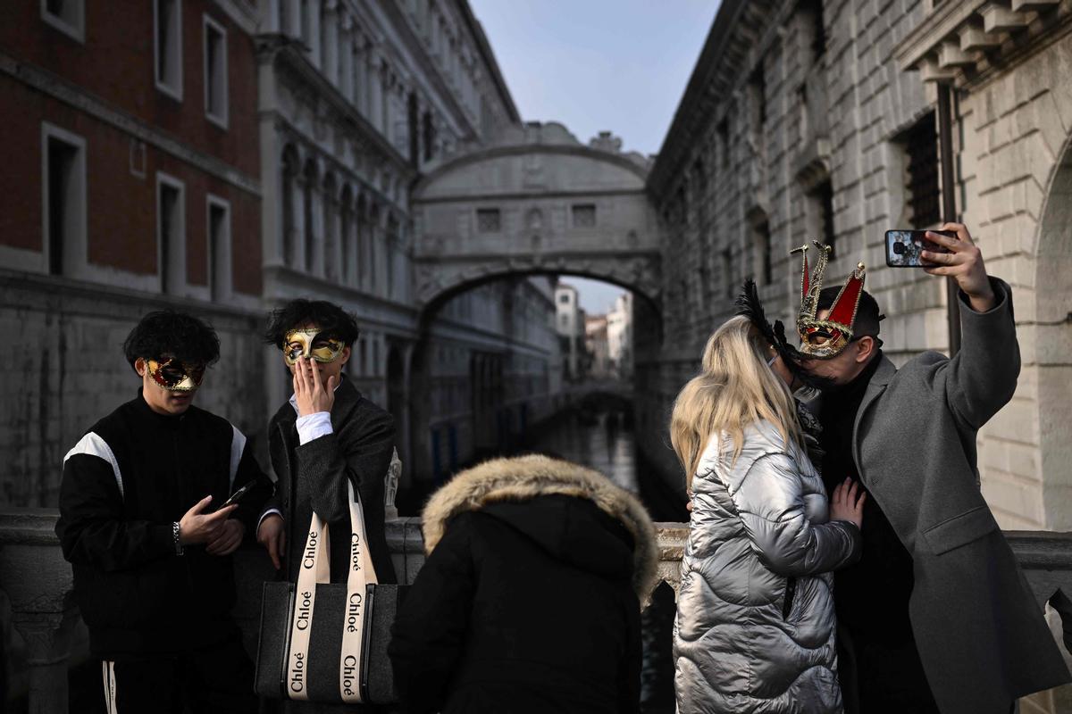 Trajes tradicionales desfilan durante el carnaval de Venecia